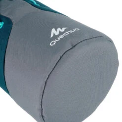 Quechua Housse Isotherme Pour Gourde Randonnée 1,2 à 1,5 Litre Gris/bleu -Magasin De Matériel De Camping housse isotherme pour gourde randonnee 12 a 15 litre grisbleu 2